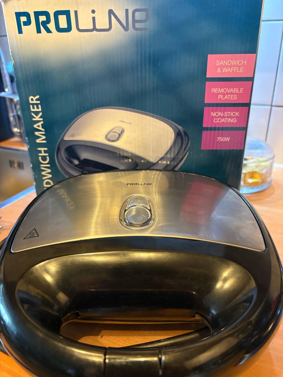 Nieuw: Tosti- Wafelijzer. Nooit gebruikt.