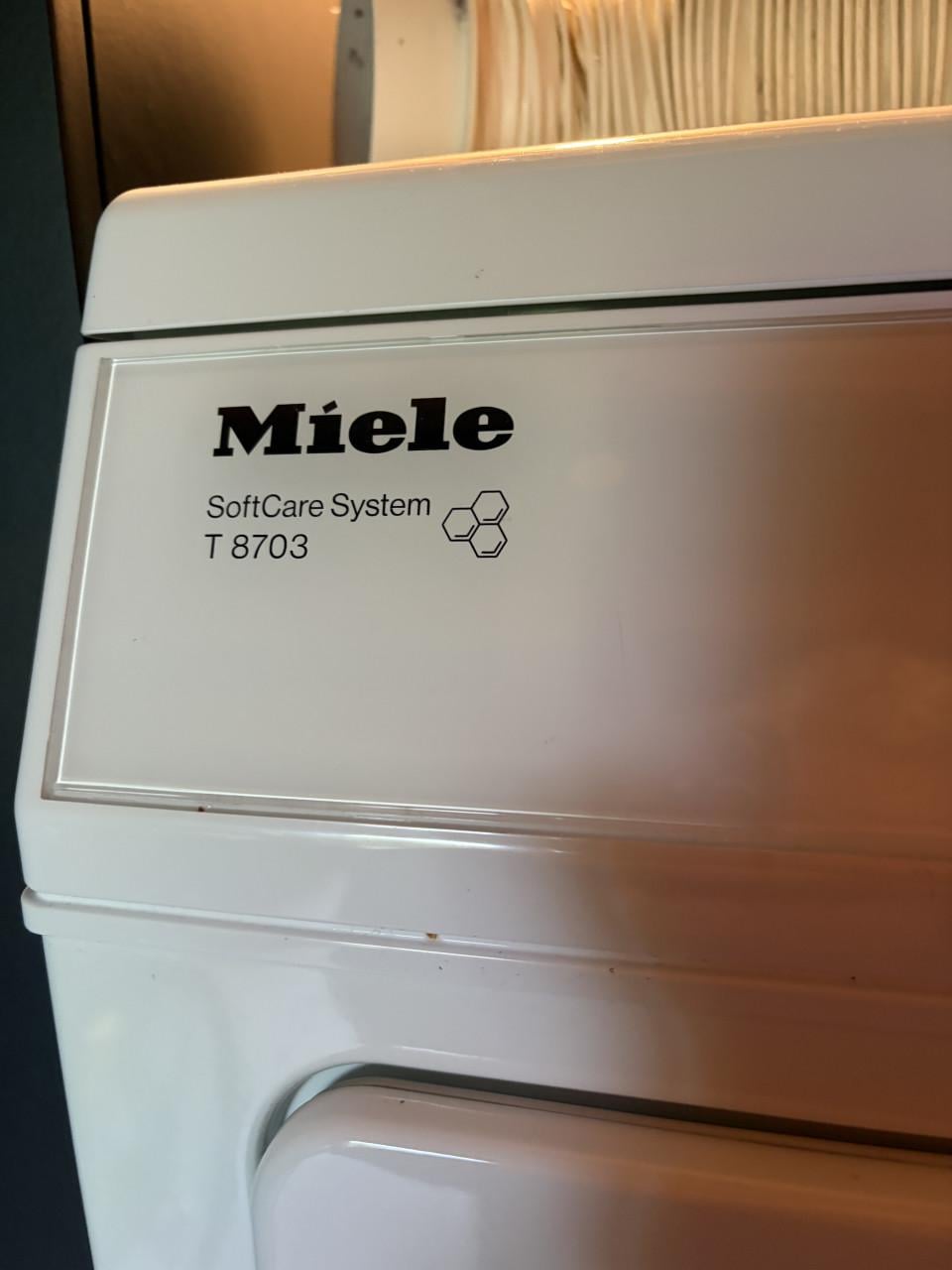 Miele wasmachine en wasdroger, resp. uit 2018 en 2009