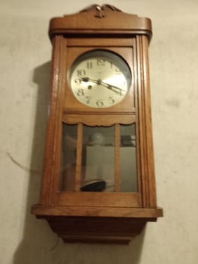 Vintage klok voor wand met kast