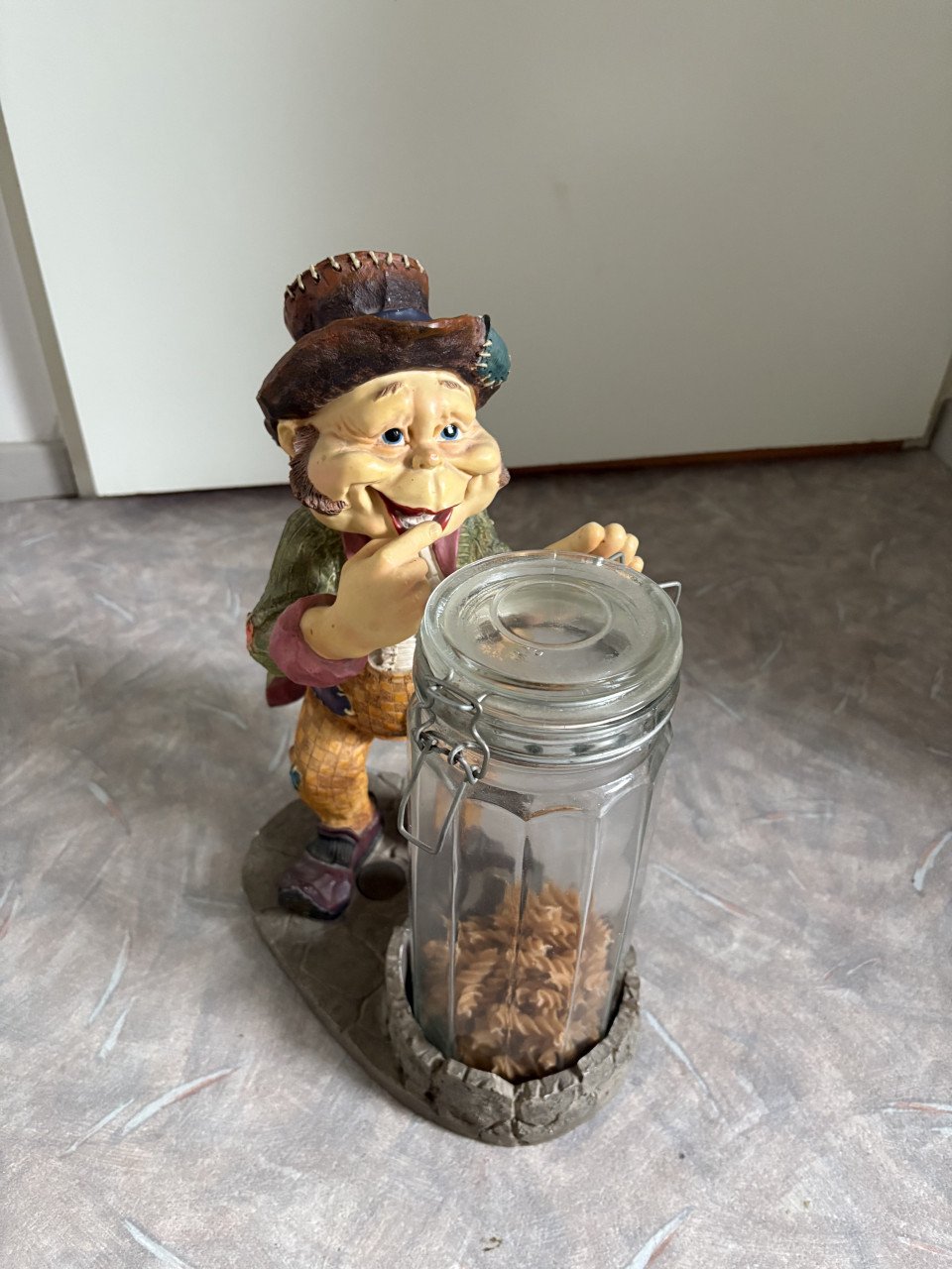 Groot Laaf beeld met glazen pot