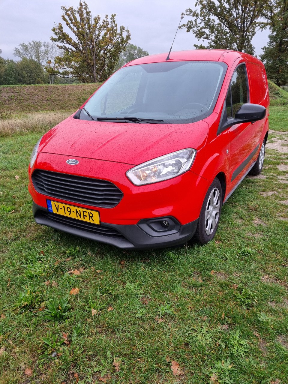 Ford transit courier benzine 1.0