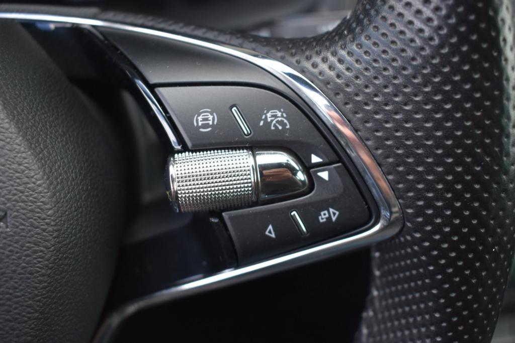 Skoda Karoq 1.5 tsi act sportline | camera | nap | stoelverwarming | apple 