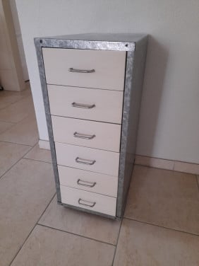 Metalen Ladenkastje  41,5 x 28 x 69H  (in goede staat )