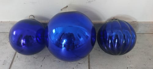 Drie kobaltblauwe ballen