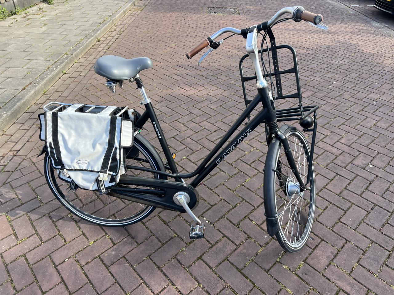 04 Donker blauw kleurige damesfiets van het merk “ Batavus ”
