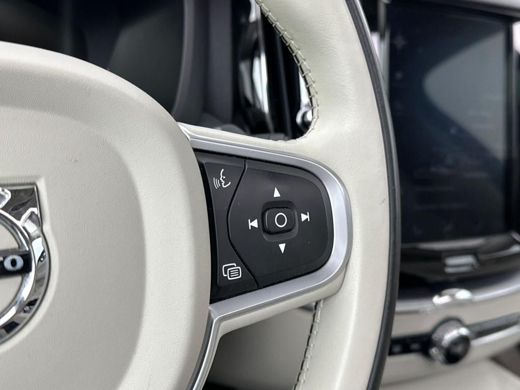 Volvo XC60 t8 390pk recharge momentum|