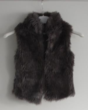 Grijs giletvestje nepbont met sluiting  maat 104-110