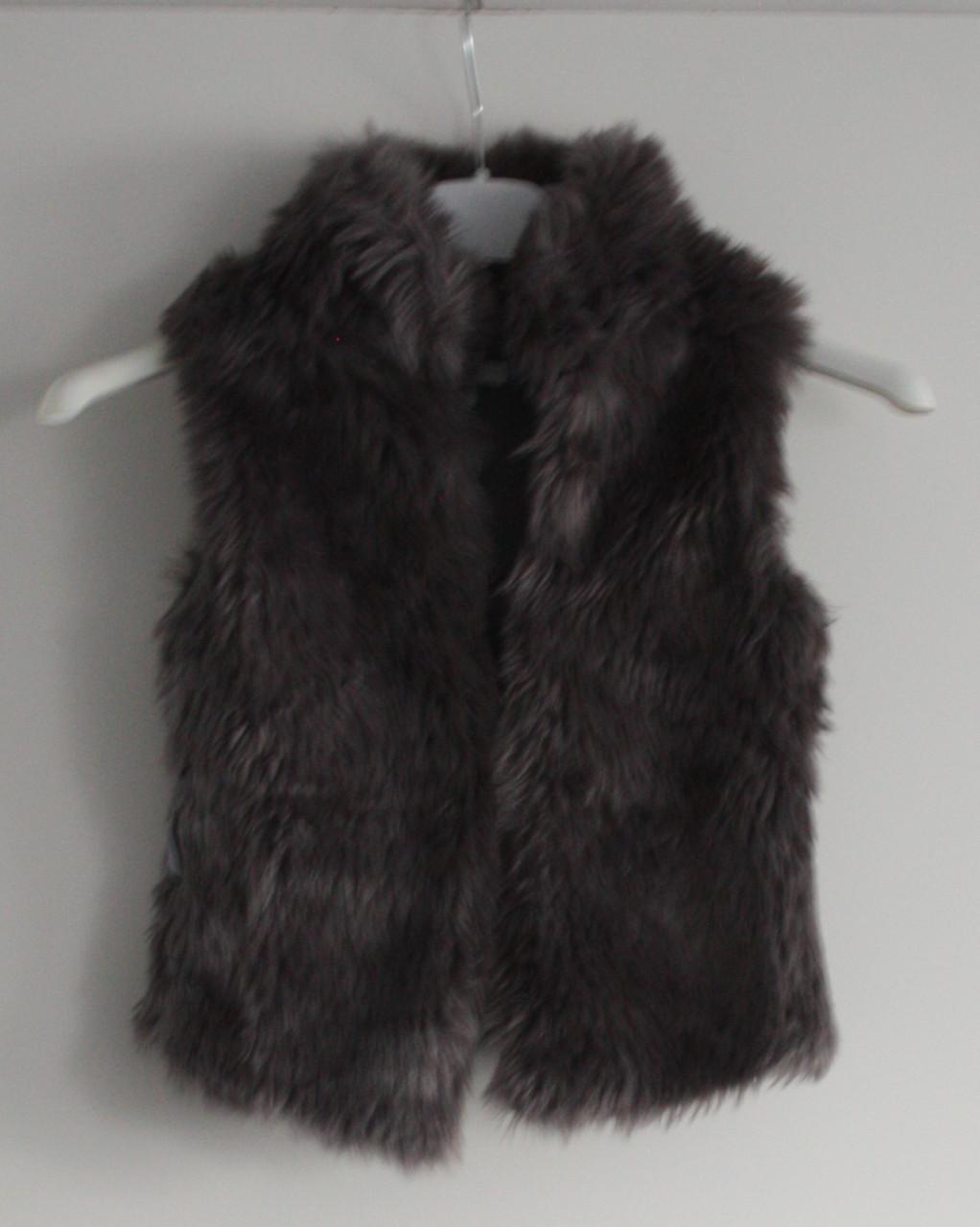 Grijs giletvestje nepbont met sluiting  maat 104-110