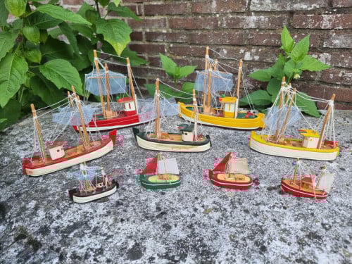 9 houten vissersbootjes