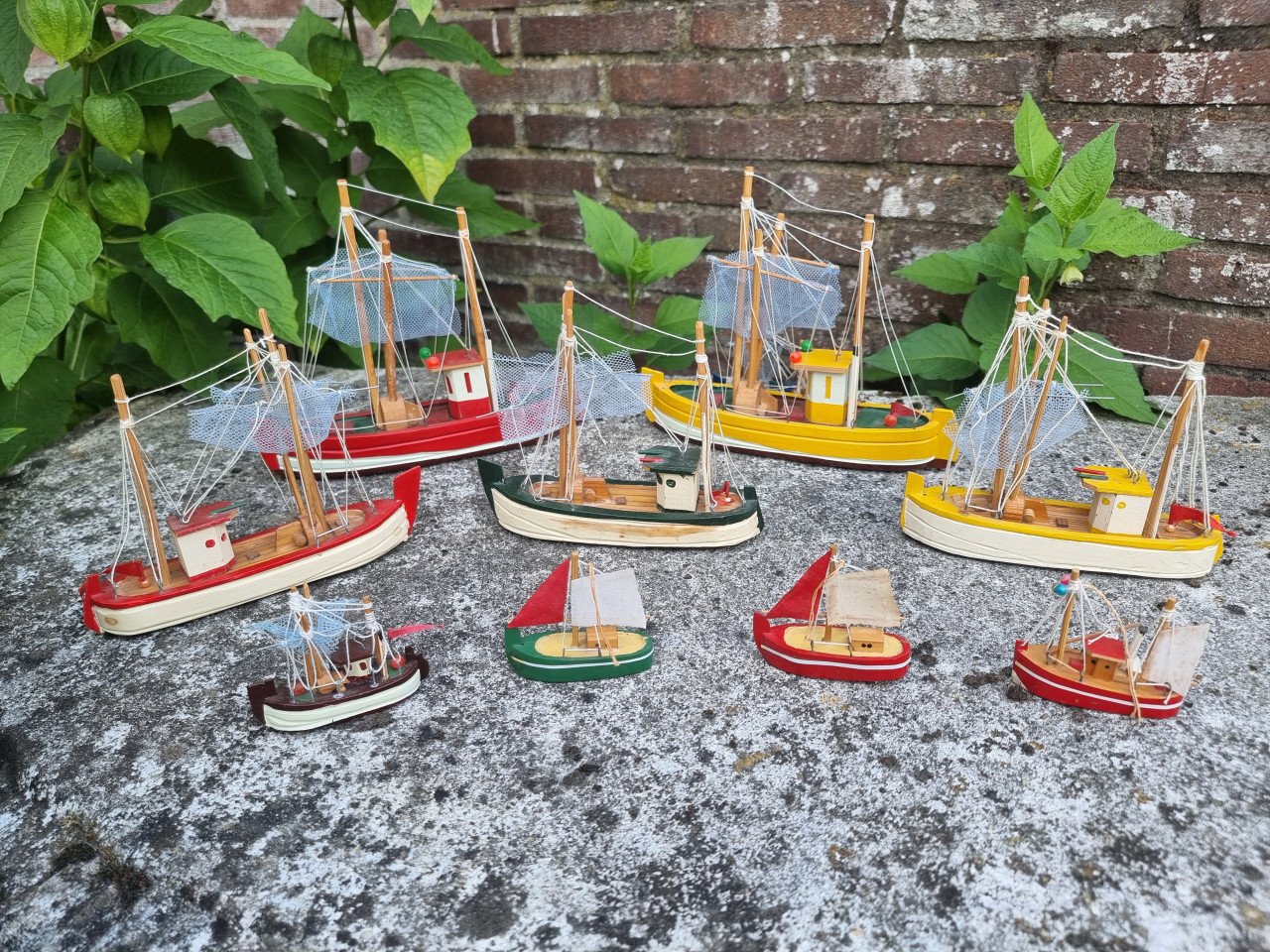 9 houten vissersbootjes