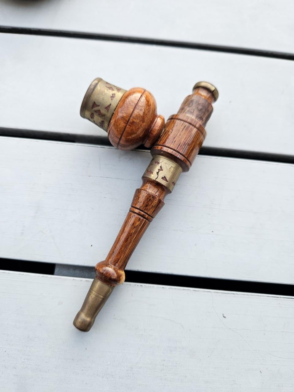 Mooie houten pijp met messing accenten, zeer nette staat