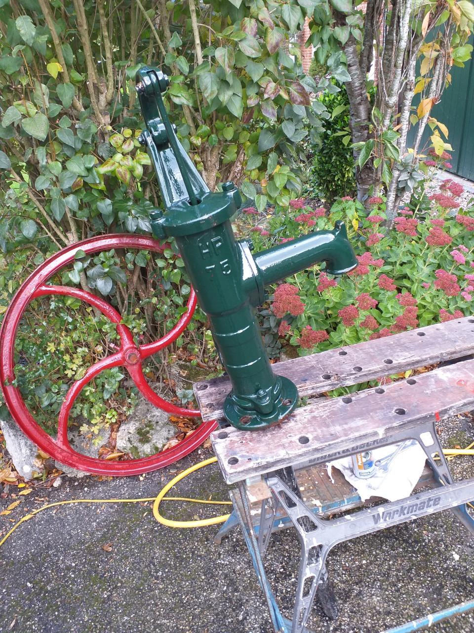 ""Antieke waterpomp ïn nog prima staat""