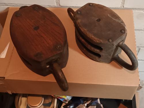 2 HOUTEN SCHEEPSKATROLLEN