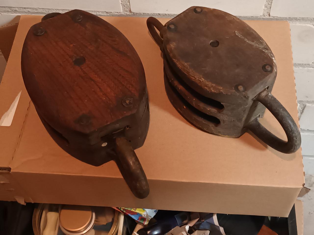 2 HOUTEN SCHEEPSKATROLLEN