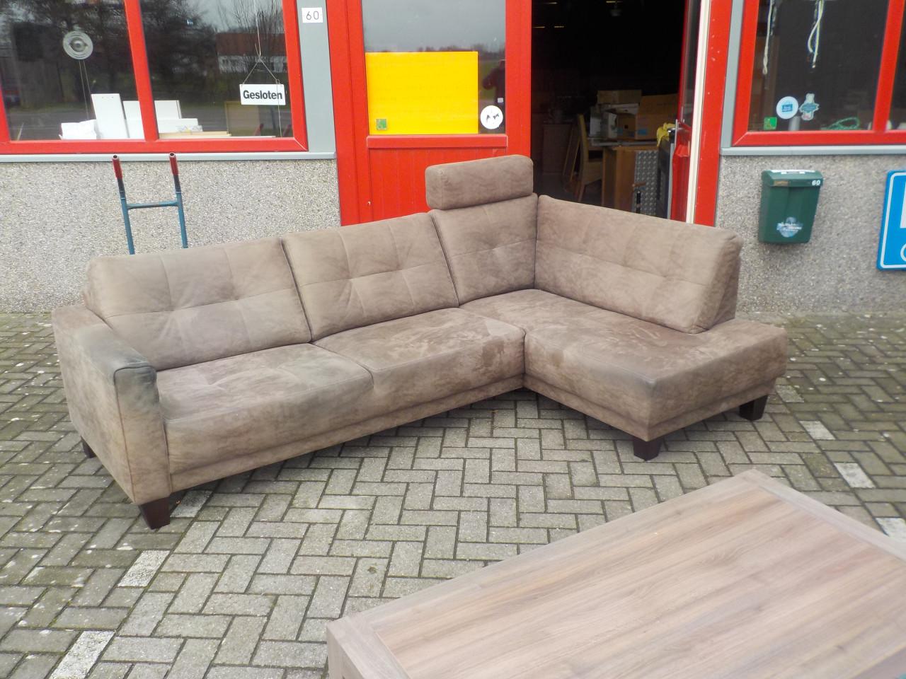 Mooie kwaliteit suede hoekbank in goede staat  260 x 160 cm diep 85 cm