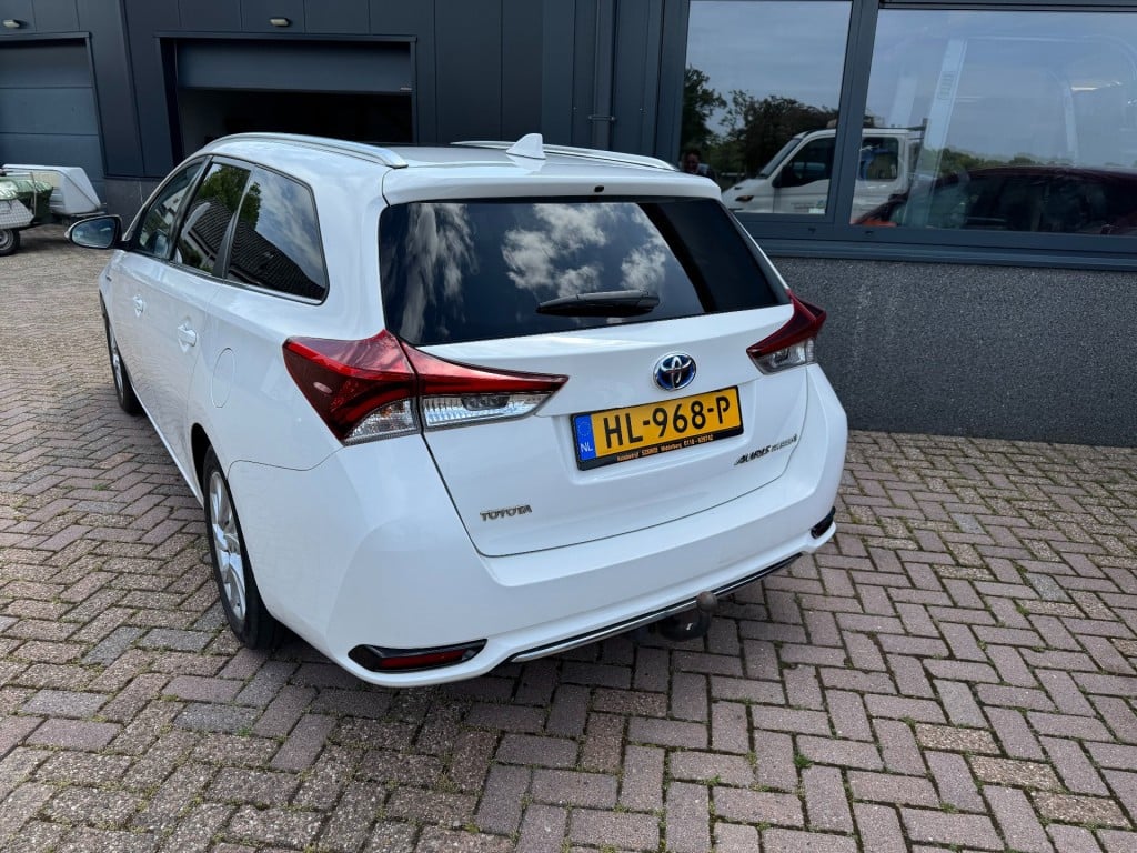 Toyota Auris 1.8 hybrid lease pro