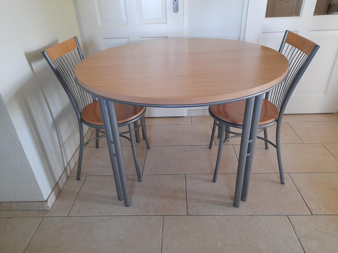 2 leuke stoeltjes (in goede nette staat )  Eventueel met tafel