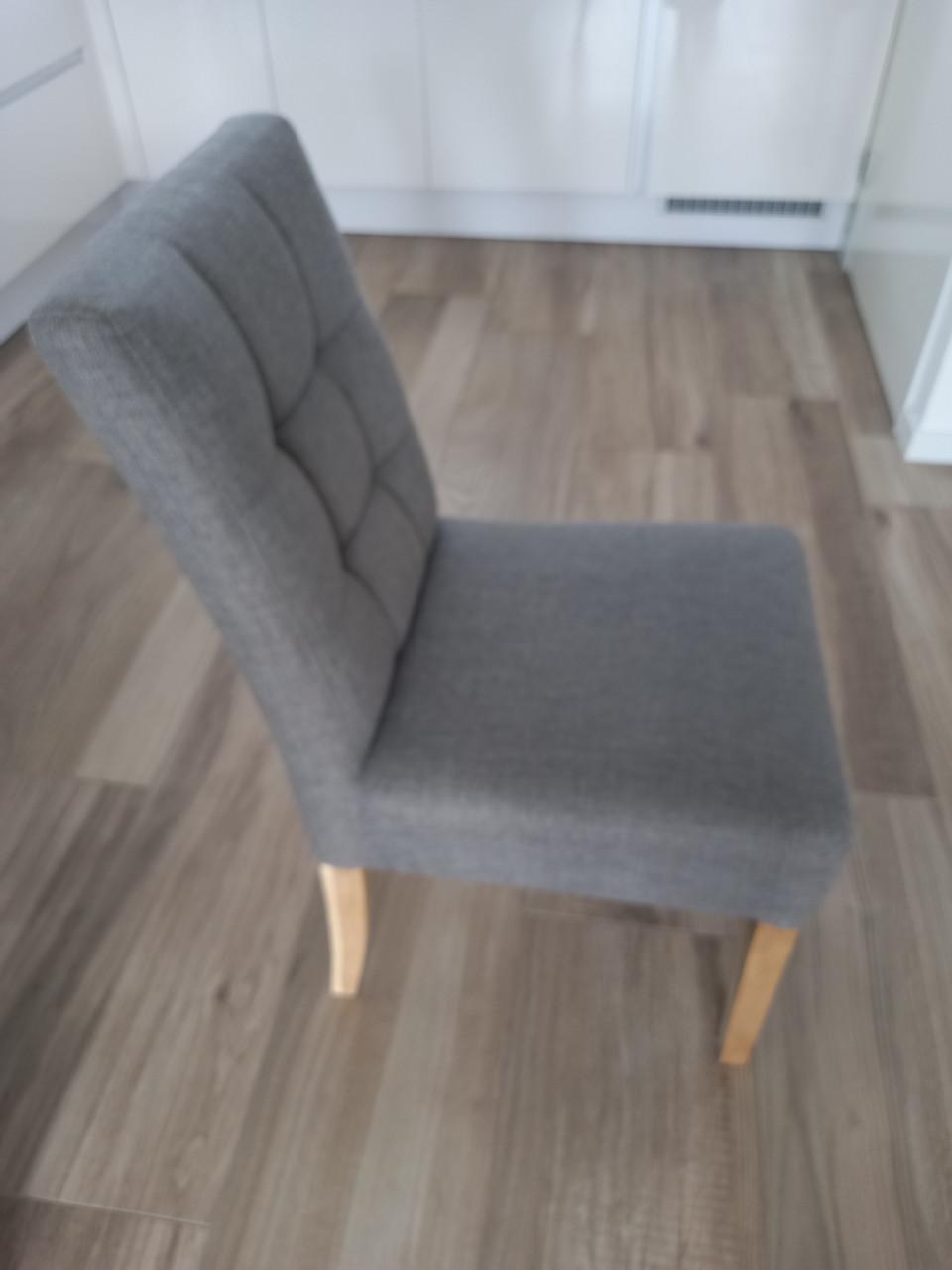 Eetkamertafel hoogglans wit en eetkamerstoelen taupe