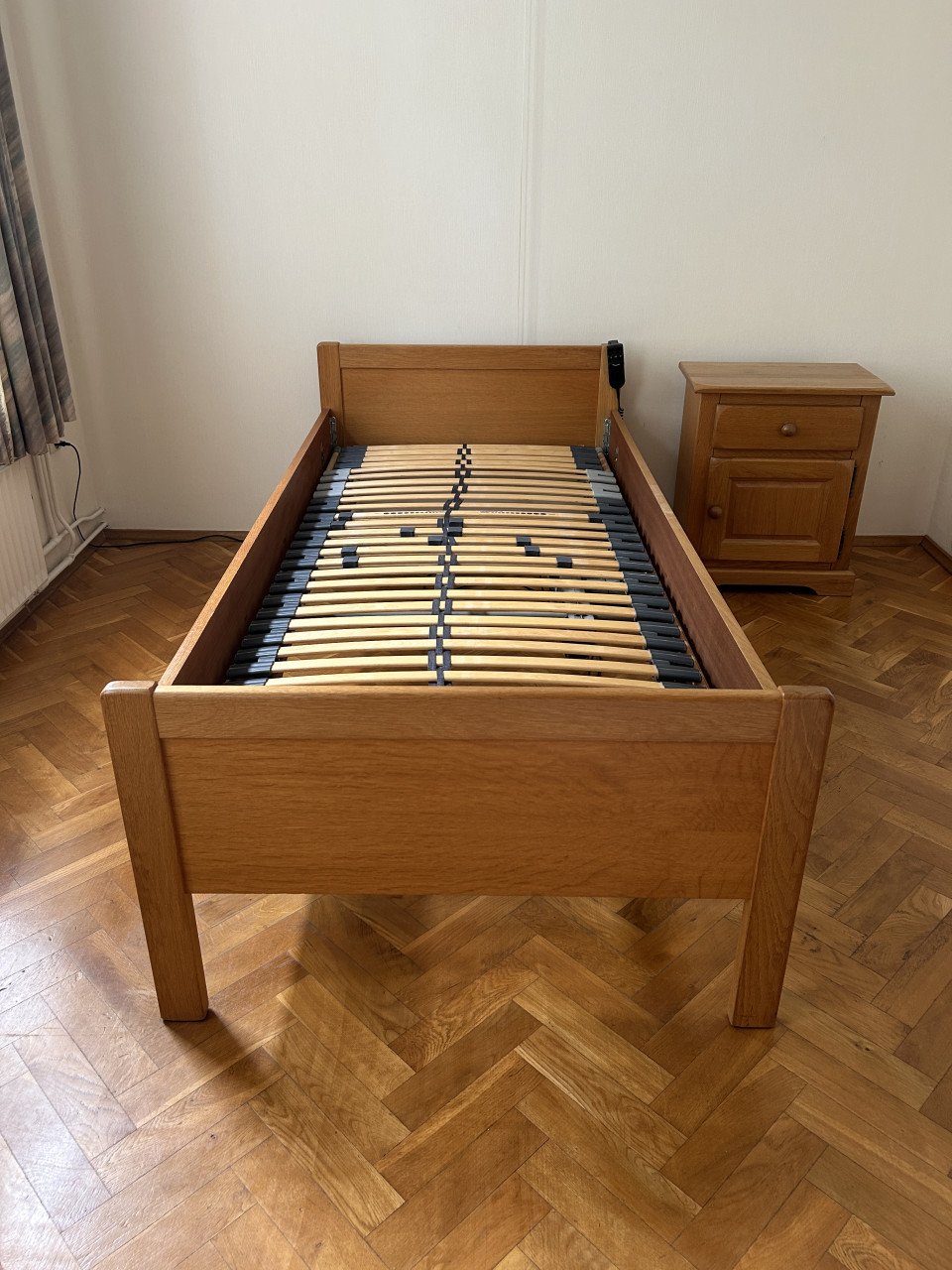 Electrisch seniorenbed 200x90 met nachtkastje