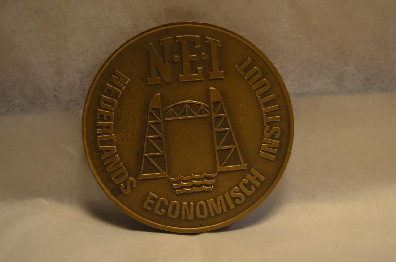 Bronzen penning Nederlands Economisch Instituut 1979