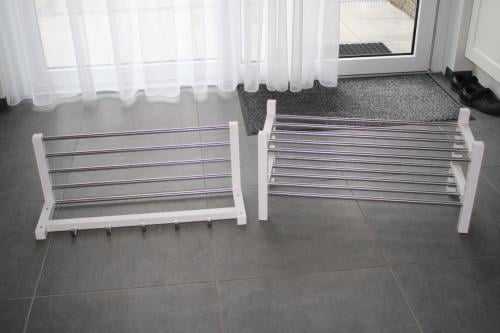 Te koop witte kapstok en wit schoenenrek