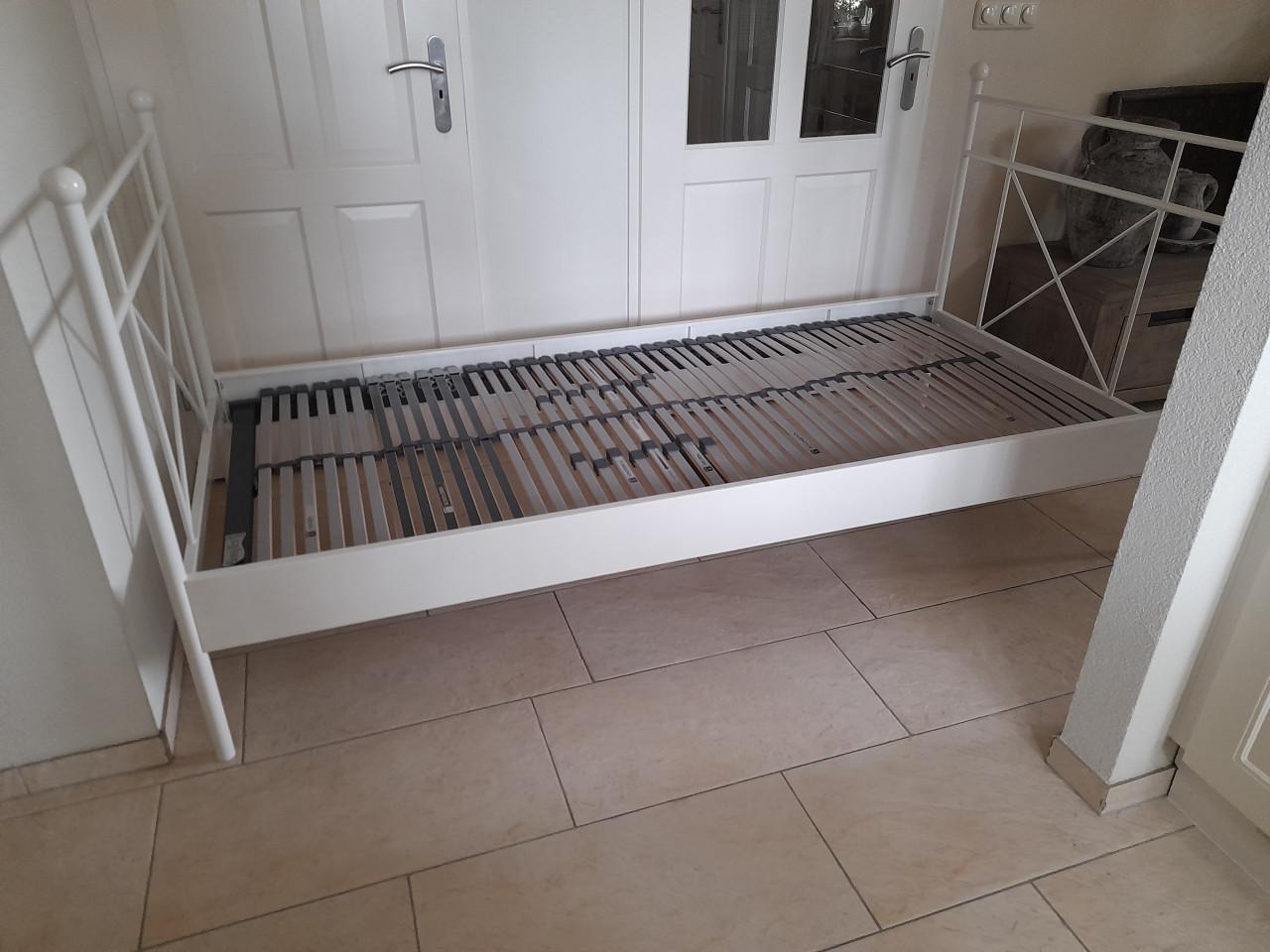 Wit metalen bed 90 x 210 ( in goede nette staat )  Met bossflex lattenbodem