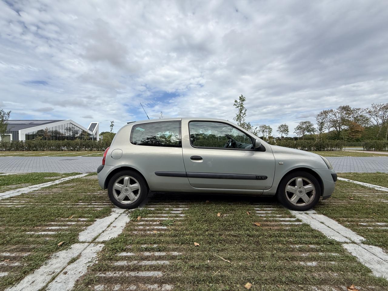 Grijze Renault Clio 1.6 (2004) – 185.000 km – NIEUWE APK (Aug 2027) – Trekh