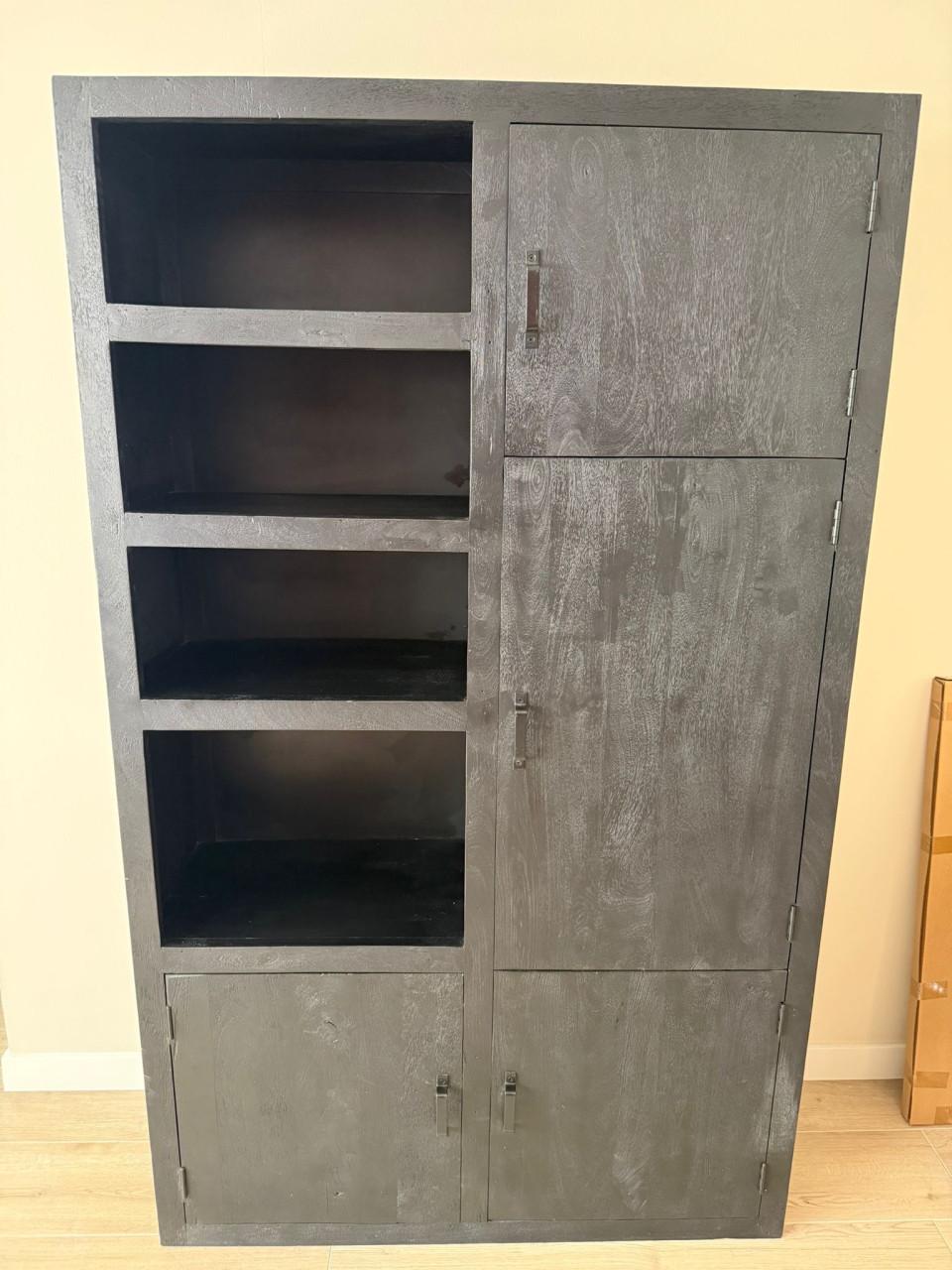 Zwarte houten kast