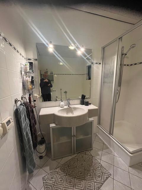 Bad, douche, douchewand, toilet, wastafel, kranen