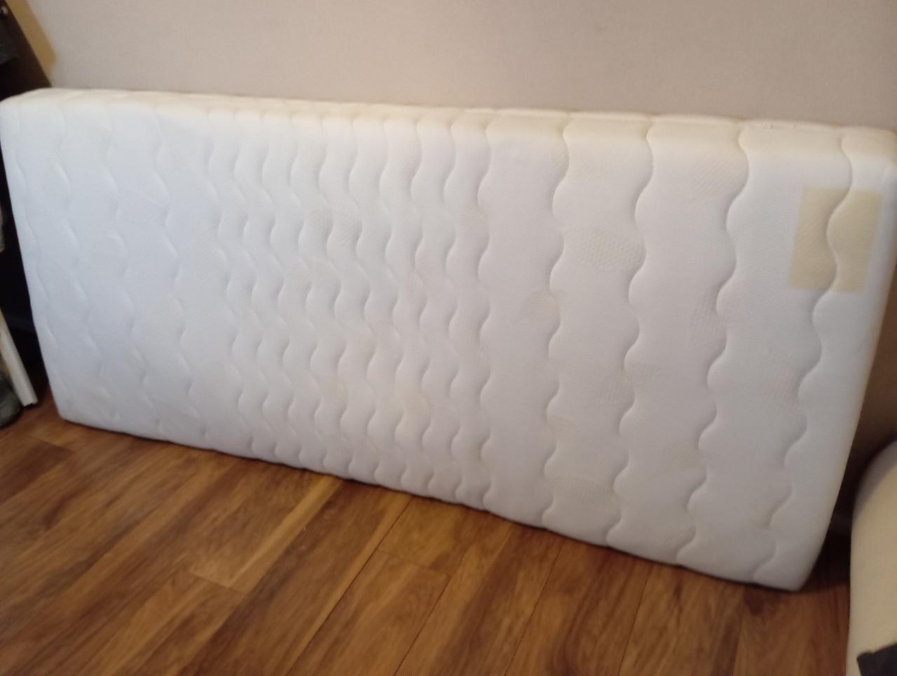 Kasten, fauteuils, lamp, poef, matras