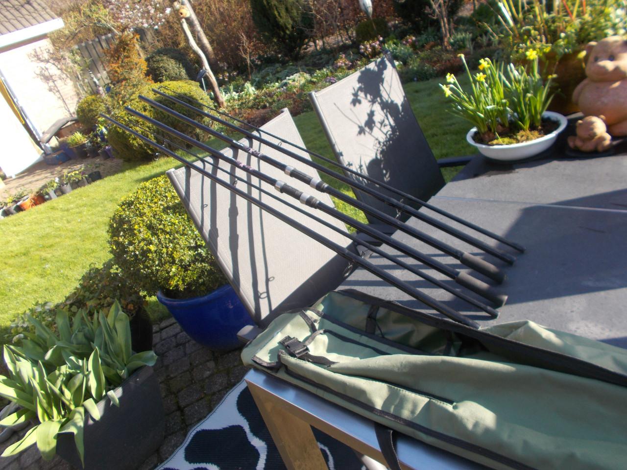 2 karperhengels  met hengelfoudraal voor opgetuigde hengels