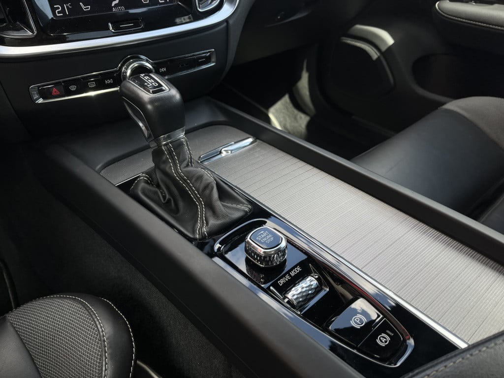 Volvo S60 2.0 t5 r-design | pano | pilot assist | head-up | carplay | stuur