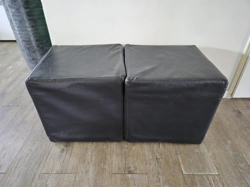 2 x kubusvormige zwart kunstleren poef