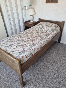 Senioren bed elektrisch 90x200 met nachtkastje