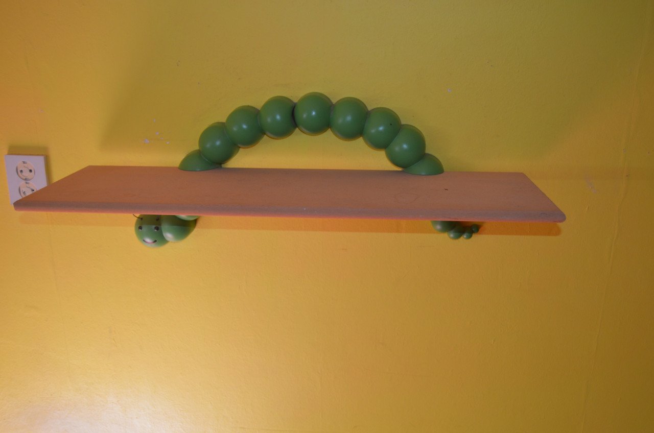 (Boeken)plankje kinderkamer in prima staat.