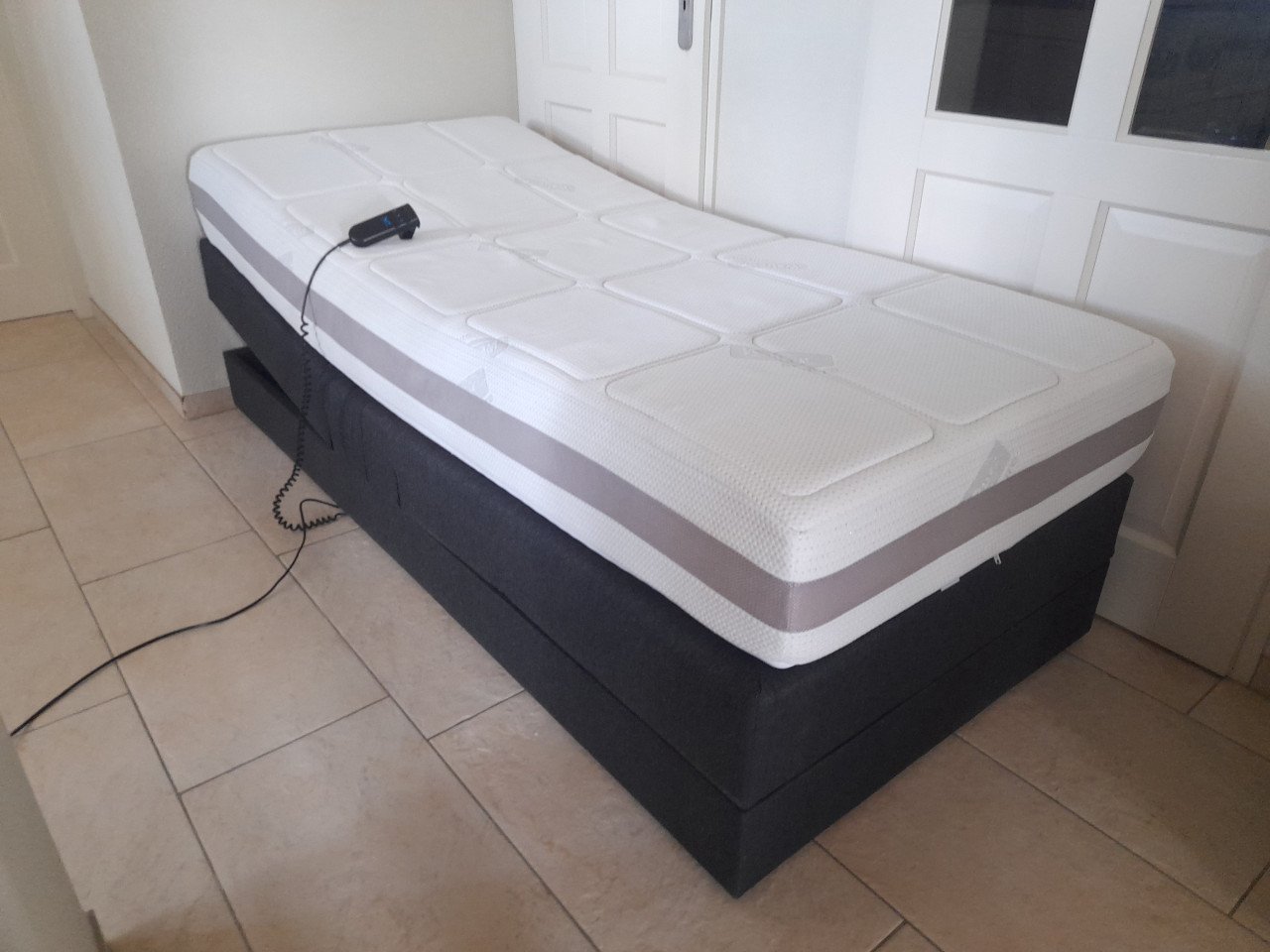 Elektrisch verstelbare Boxspring 90 x 200 (in goede  nette staat )