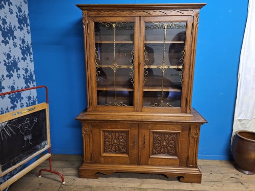 Unieke Houten Kast – Sierlijk, Stevig en Vol Karakter!