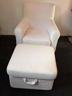 Witte stoffen stoel en poef