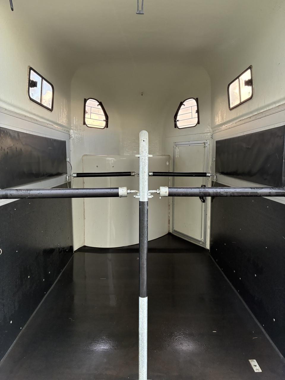 2 paards aluminium Cheval Liberte met zadelkamer en klep/deur