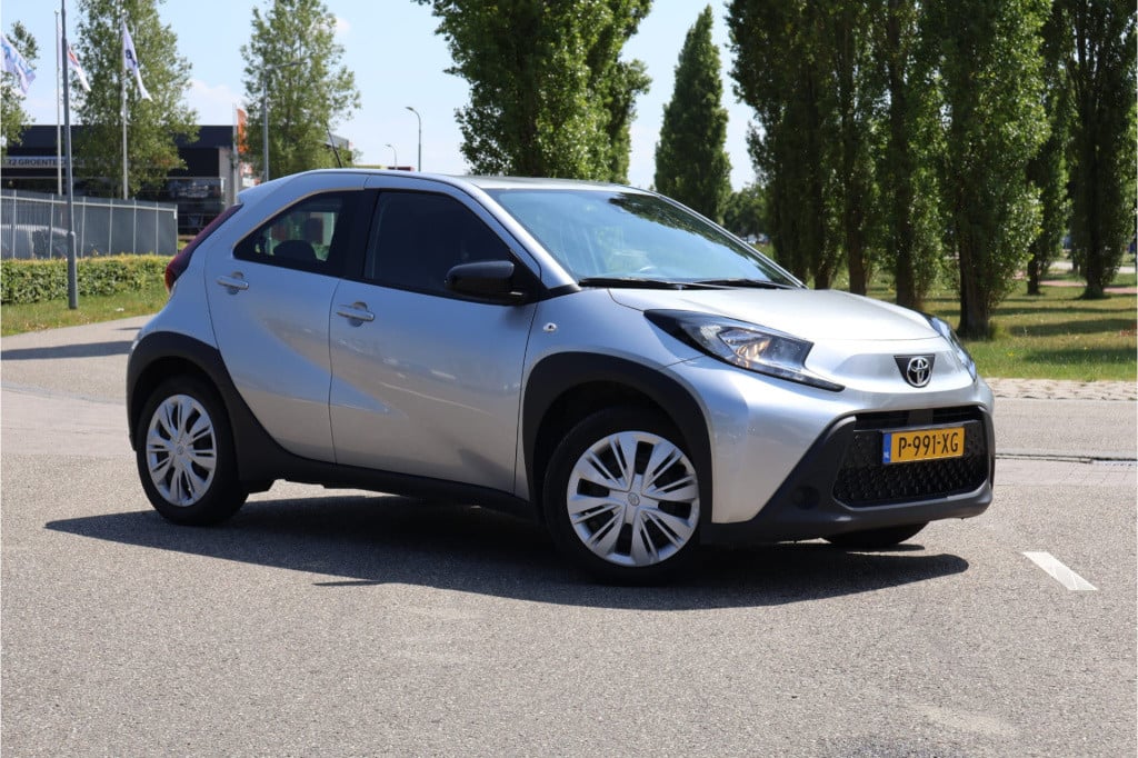 Toyota Aygo x 1.0 vvt-i mt play i achteruitrij camera i acc i airco i apple