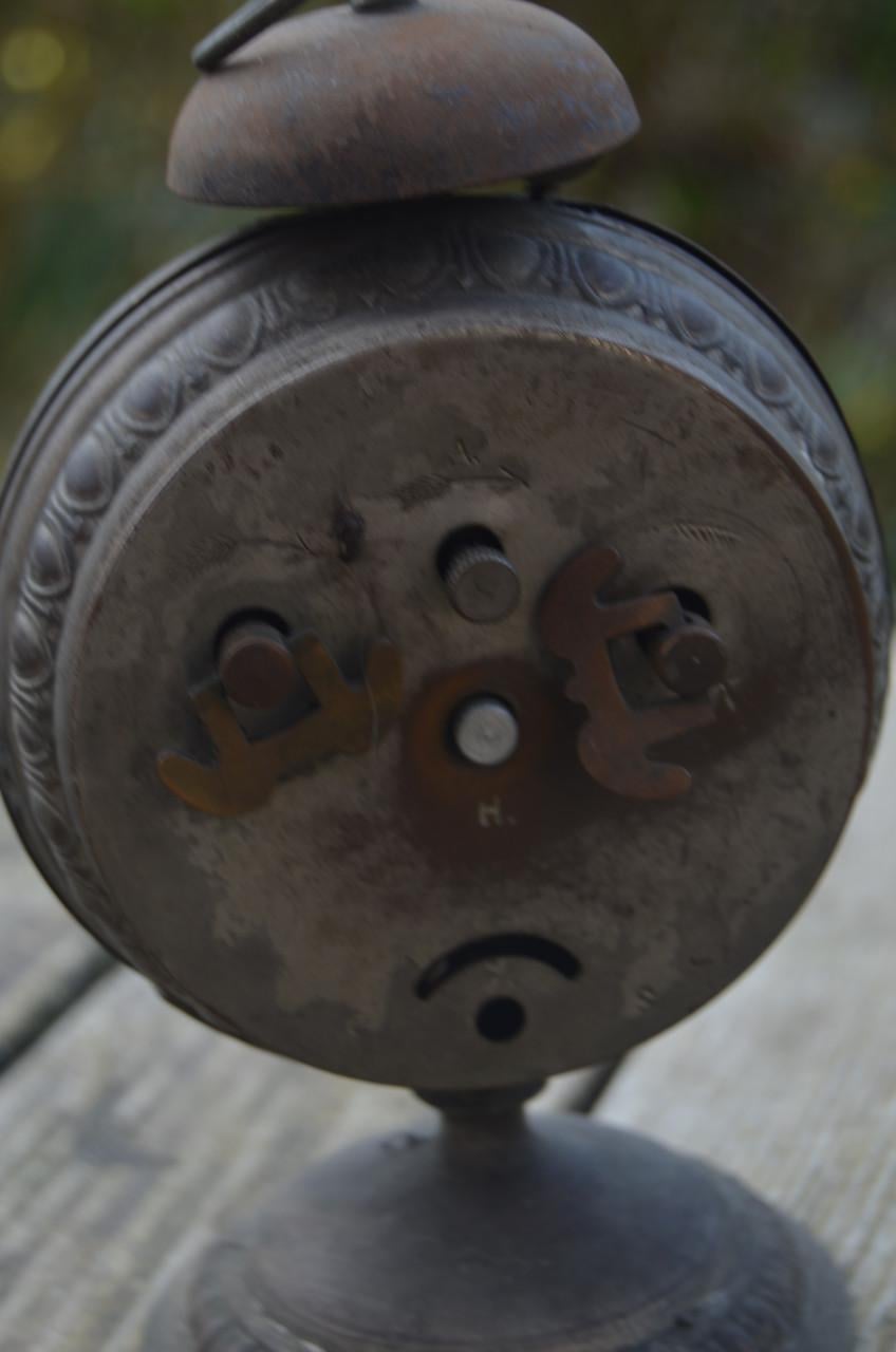 Antiek klokje / wekkertje heeft wel werk nodig.