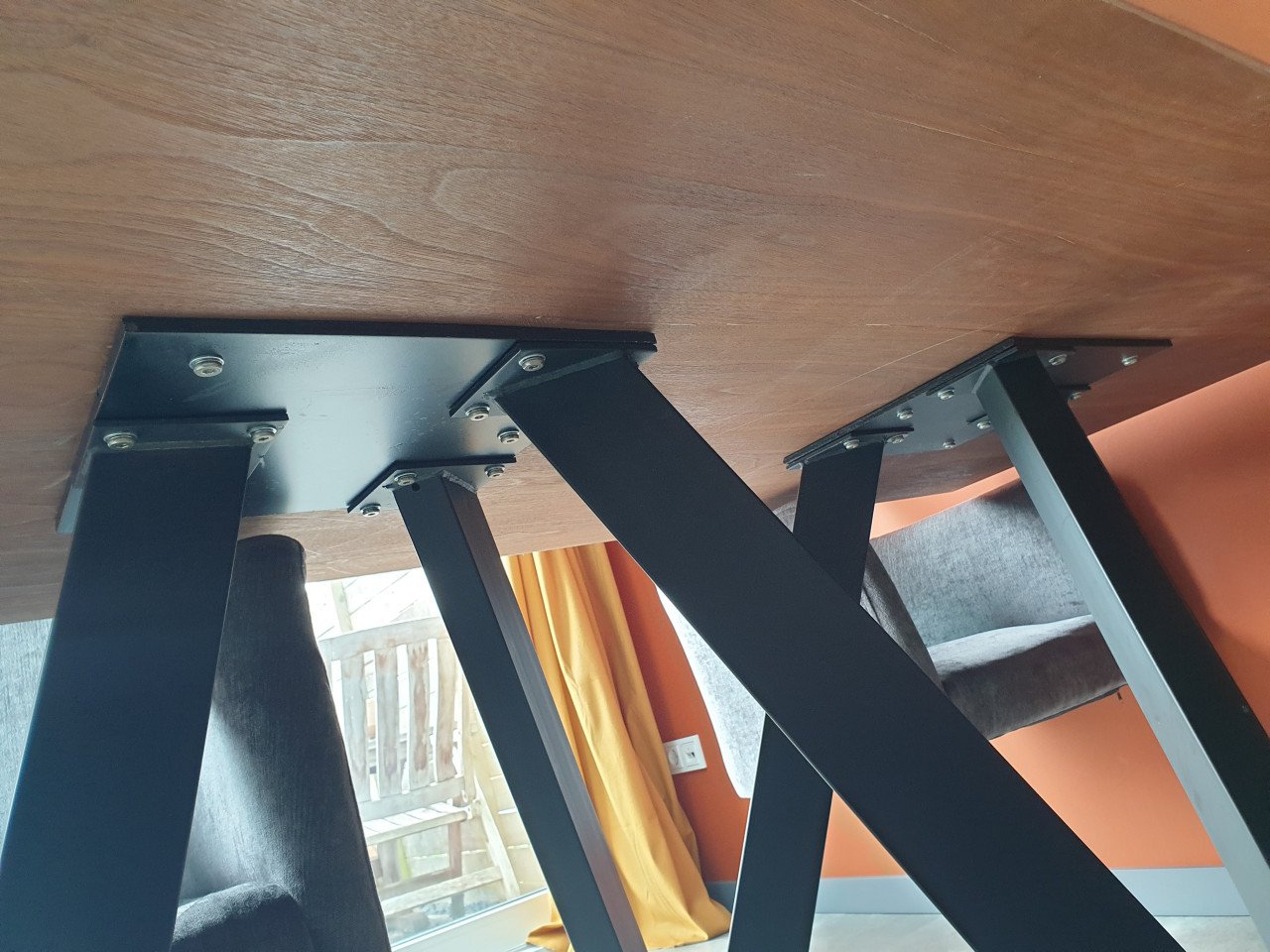 Eetkamertafel + 4 stoelen