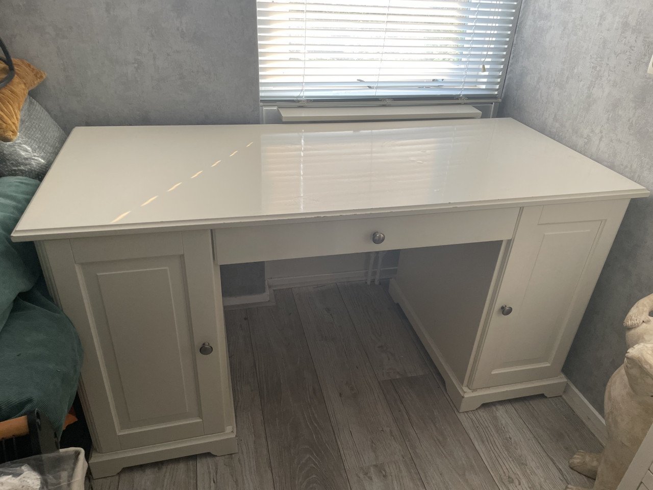 Wit houten bureau Met stoel
