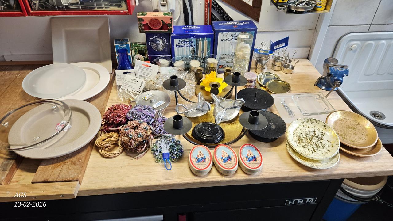 Kaarsen, kandelaars, serviesgoed, karaffen en glaswerk