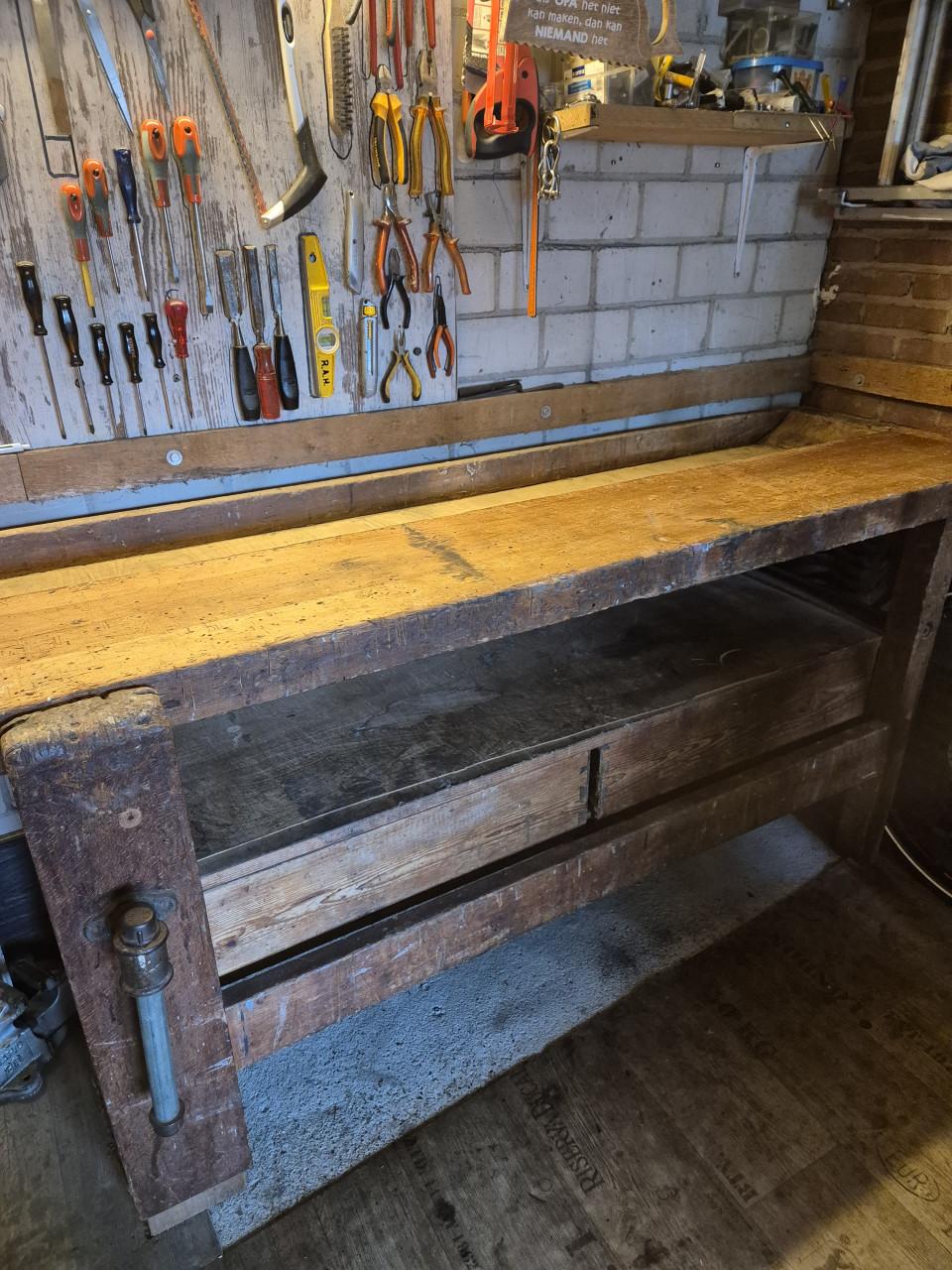 Te koop zware schoolwerkbank