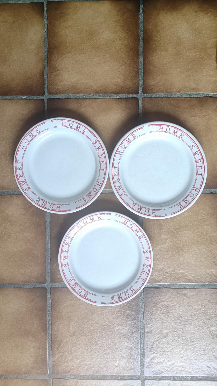 3 diner borden met rode tekst ‘Home Sweet Home’.
