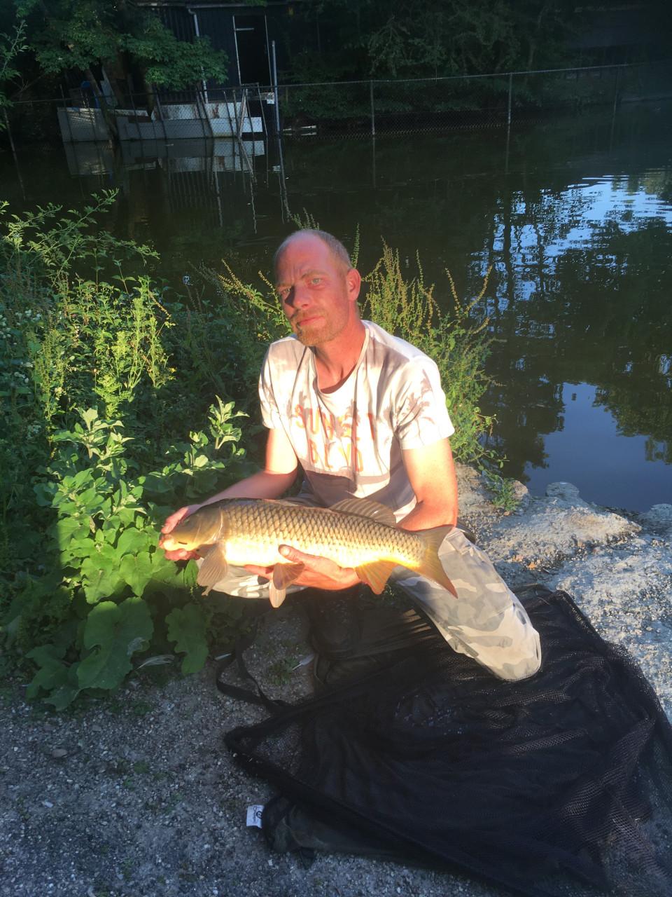 Koop je visvergunning voor het jaar 2026 bij Jos en Jolanda en Saskia 17,50