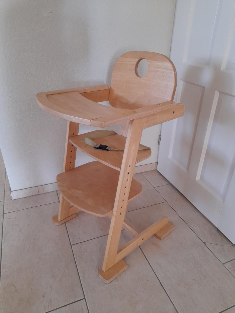 Houten Kinderstoel met gordel (verstelbaar) z.g.a.n.