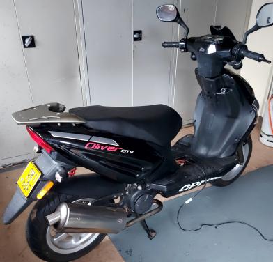 Scooter oliver city  geel kenteken met 3100 km op teller