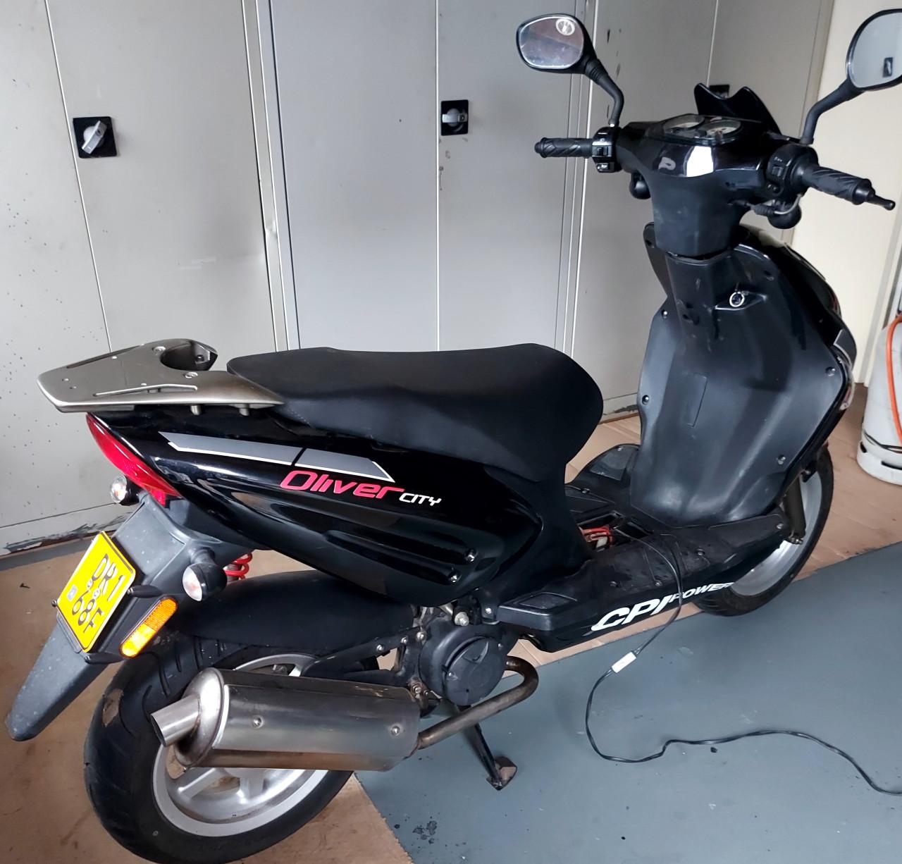Scooter oliver city  geel kenteken met 3100 km op teller